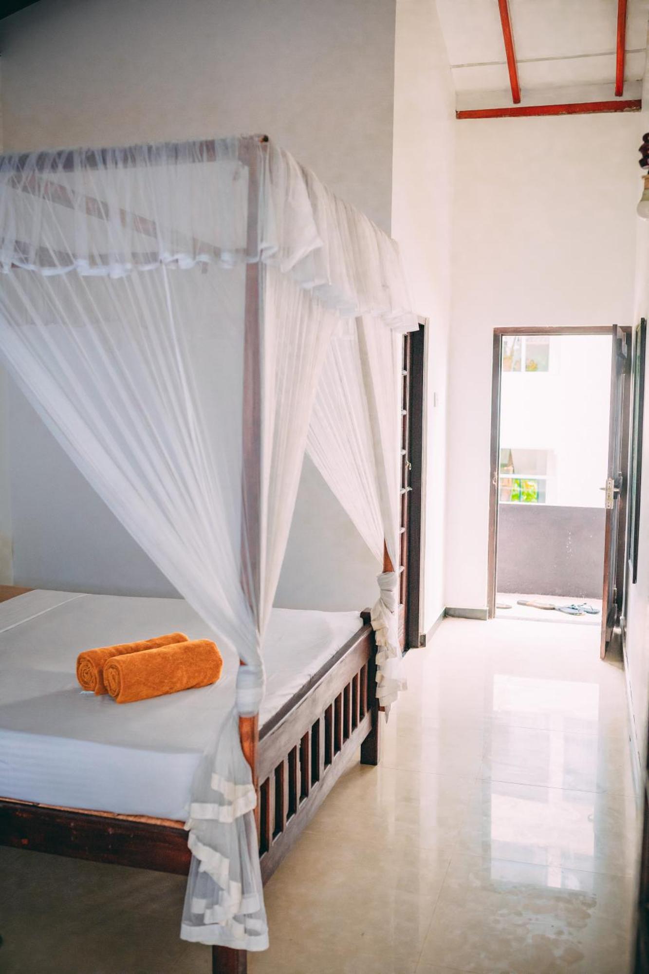 Pineapple Surf Hotel Ахангама Екстериор снимка